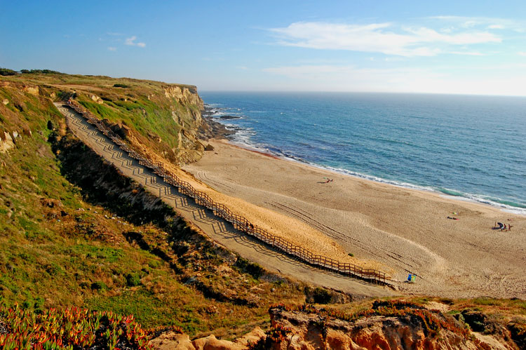 Praia das Bicas